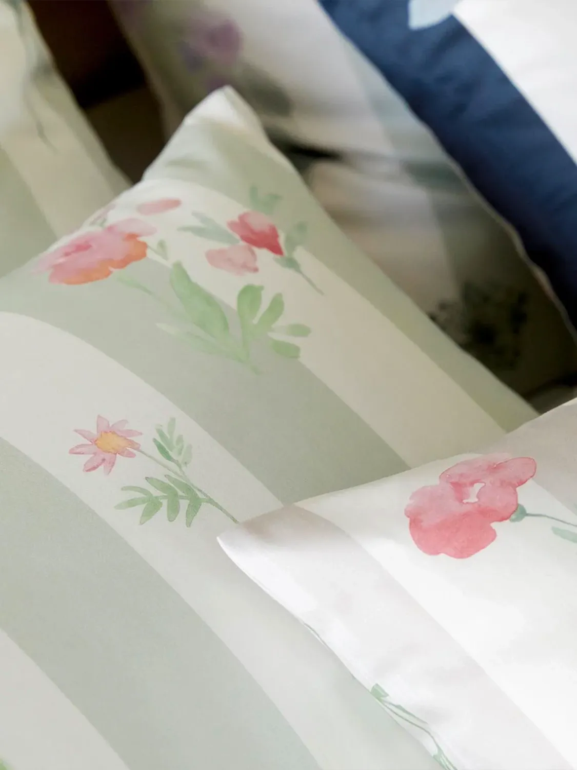 ELEGANTE FLOWERSTRIPE SENGETØY - SOFT GREEN